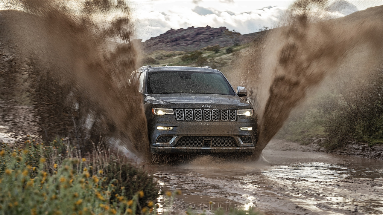 Jeep Has Stopped Building the Old Grand Cherokee, But You Can Still Buy One New