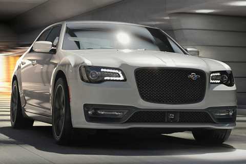 The 2023 Chrysler 300C Is a Tire-Smoking, 6.4-Liter Hemi V-8 Mic Drop