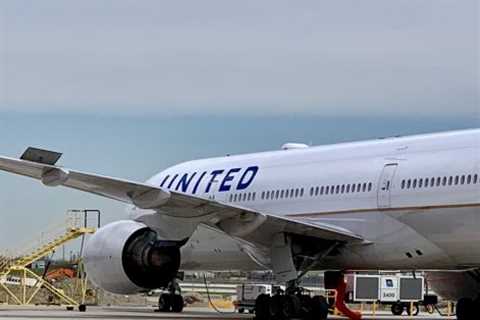 United Airlines Posts First Full-Year Profit in Four Years