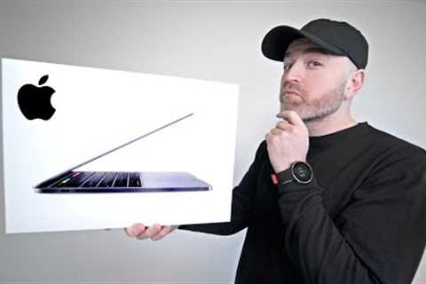 Unboxing Apple''s New MacBook Pro 13