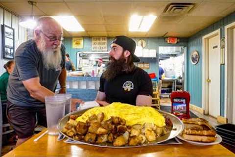 I ORDERED ''THE WOLVERINE CHALLENGE'' IN A PACKED RESTAURANT IN CLEVELAND! | BeardMeatsFood